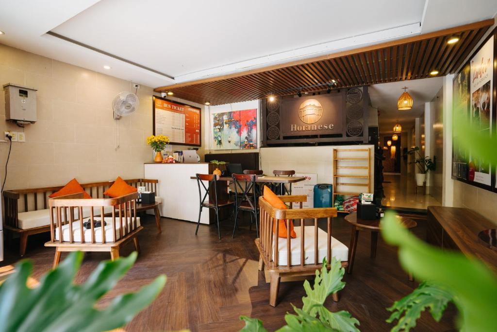 TV a/nebo společenská místnost v ubytování Hoianese Center Hotel - Truly Hoi An