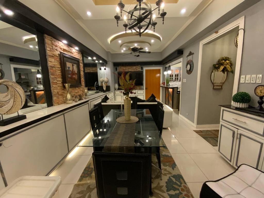 Η κουζίνα ή μικρή κουζίνα στο Stunning 1 BR Eastwood Condo Suite!