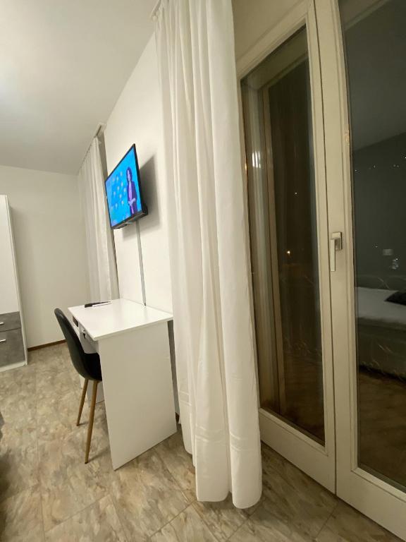 TV a/nebo společenská místnost v ubytování Albergo Stazione