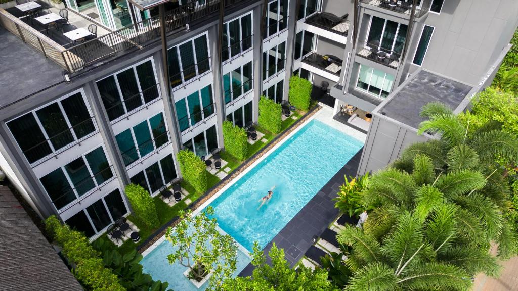uma vista panorâmica de um edifício com piscina em KIRI HOTEL Chiang Mai em Chiang Mai