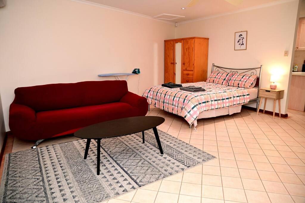 Ліжко або ліжка в номері Spacious studio in AliceSprings QueenBed+KSAirbed