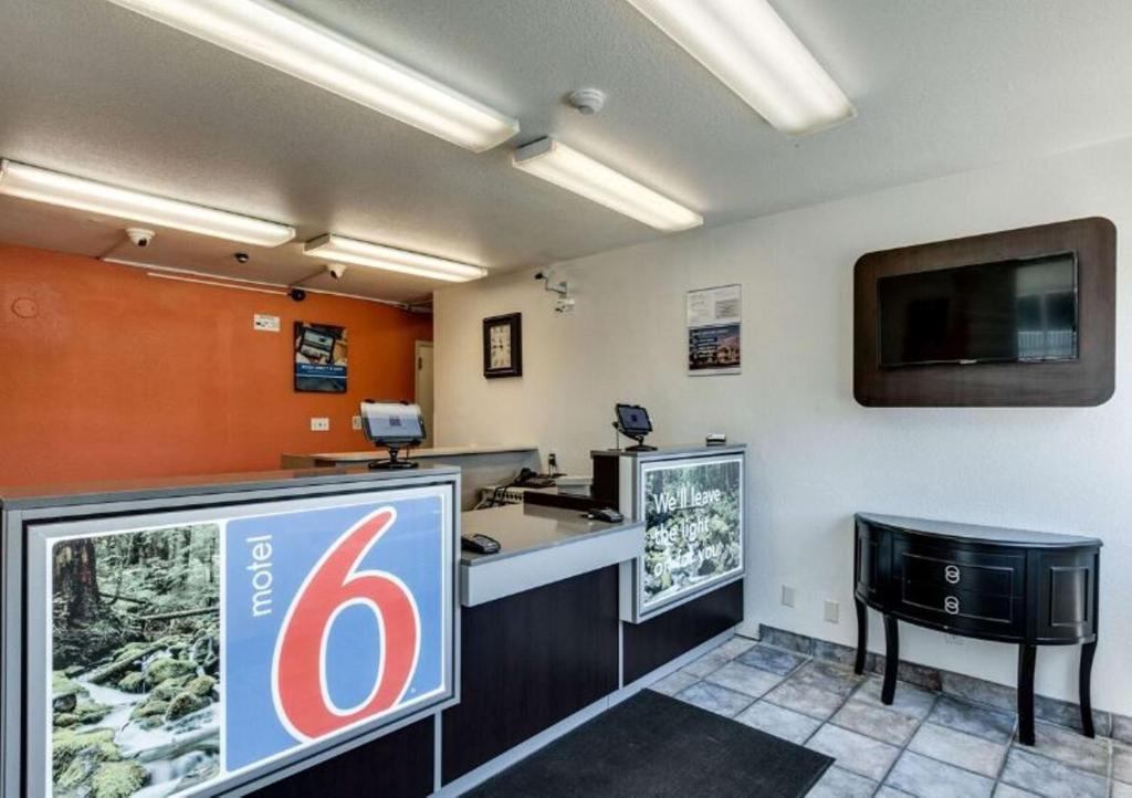 Kuchyň nebo kuchyňský kout v ubytování Motel 6-Spokane, WA - West