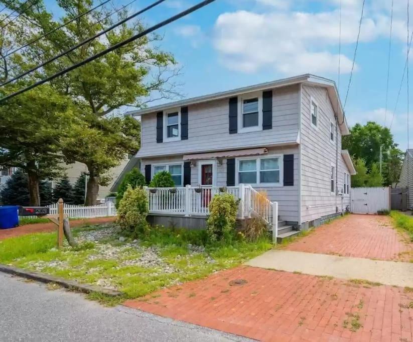 SUMMER AVAIL Entire 4 Bedroom House with Private Yard near Bay Head