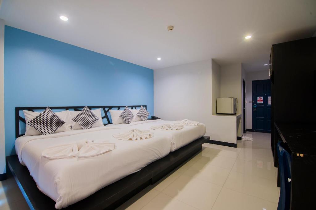 Cama ou camas em um quarto em Sleep Whale Hotel