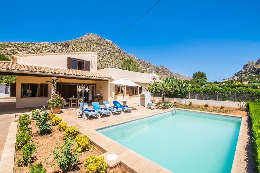 een villa met een zwembad en een huis bij Ideal Property Mallorca - Ca na Tonina in Port de Pollença