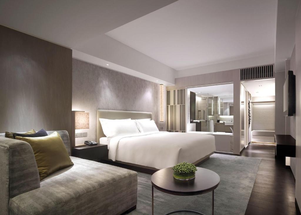 New World Makati Hotel, Manila - Director Suite