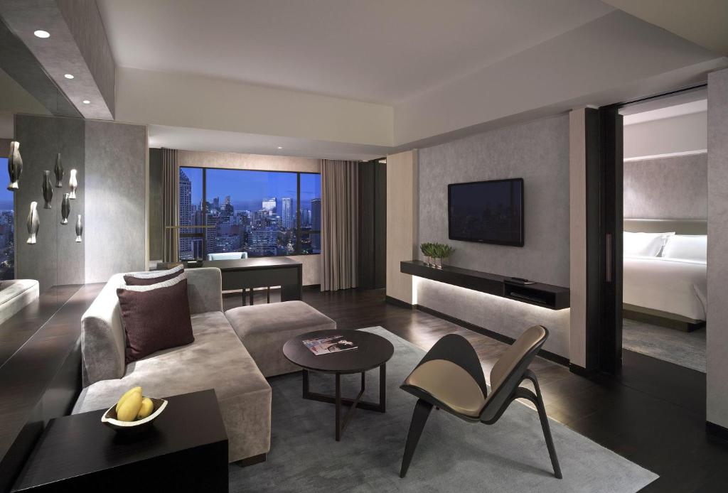 TV a/nebo společenská místnost v ubytování New World Makati Hotel, Manila