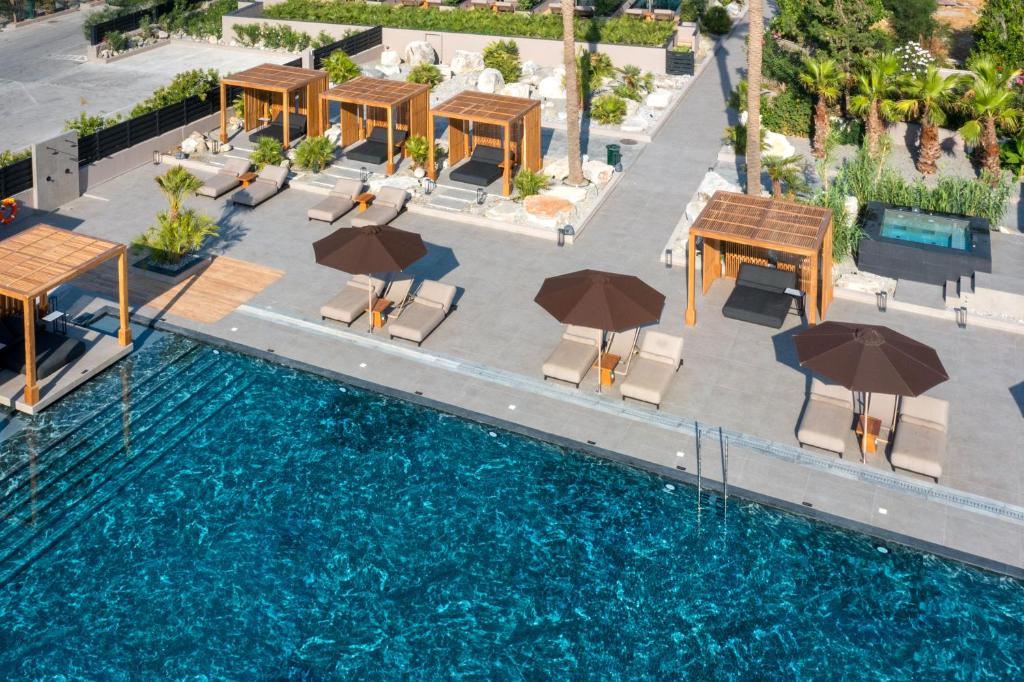 Bazén v ubytování Ammades All Suites Beach Hotel & Spa - Adults Only nebo v jeho okolí
