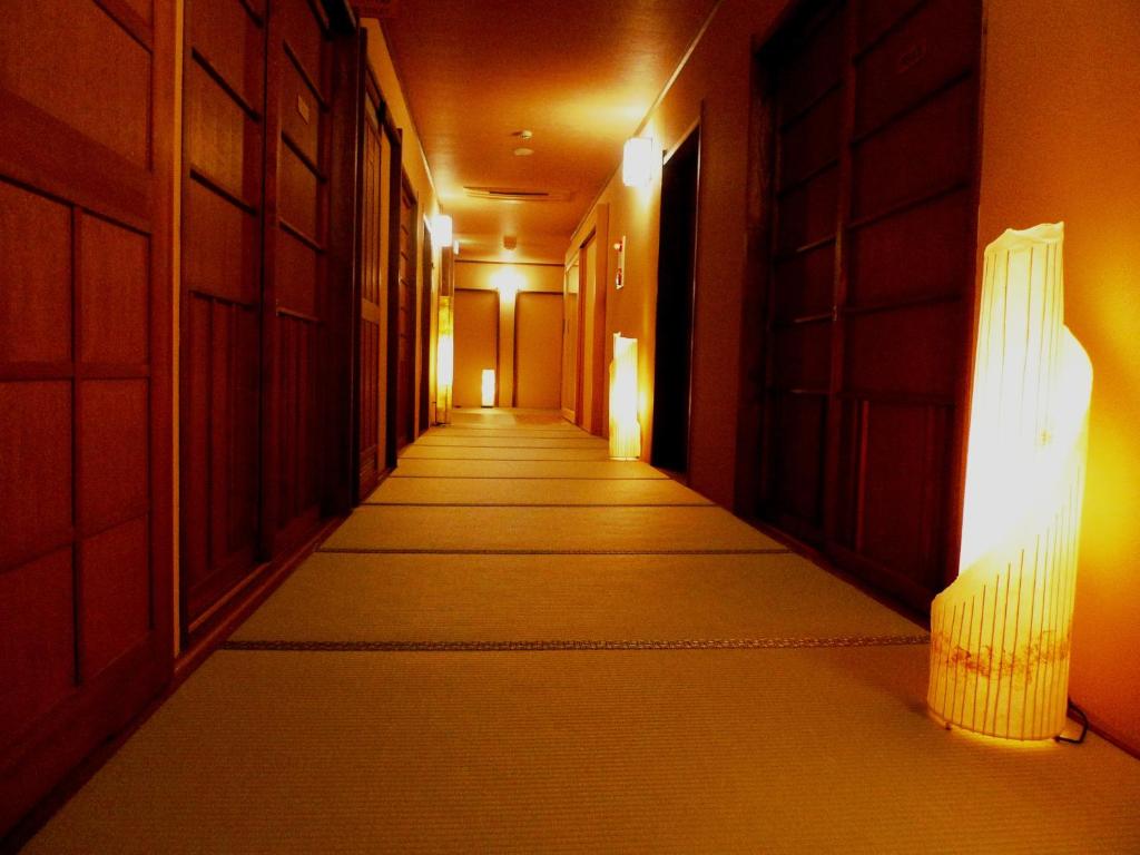 a hallway with a long corridor with lights at Suihoen in Gero