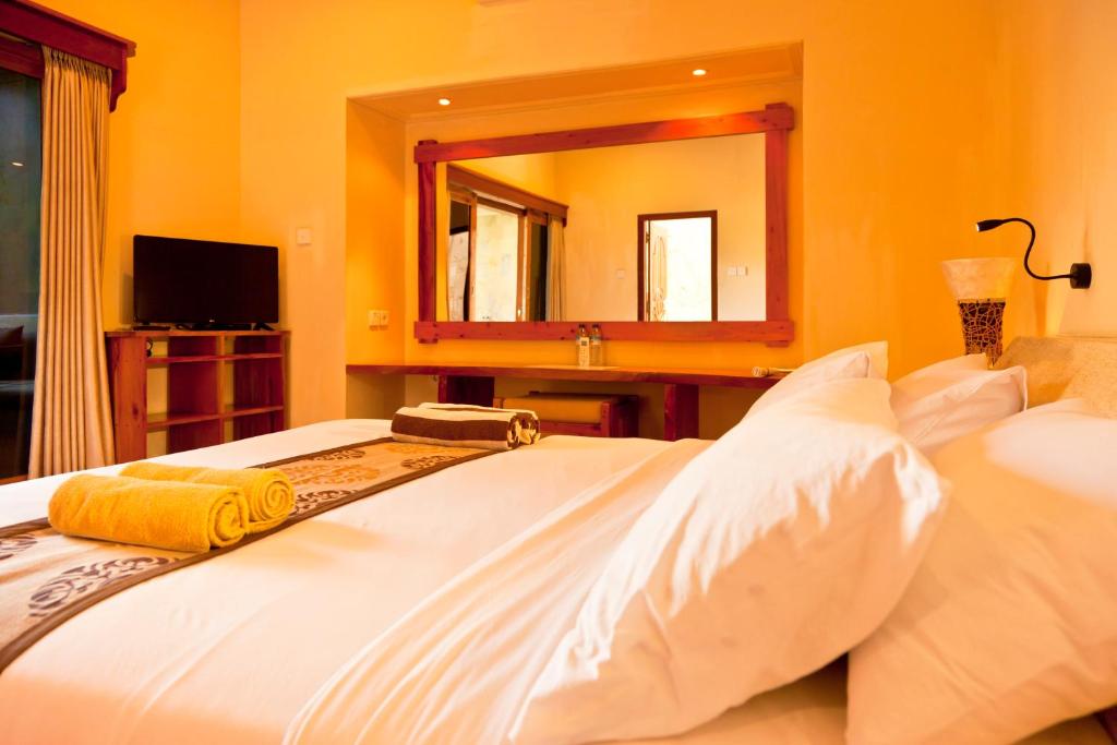 Postel nebo postele na pokoji v ubytování Taman Senang - Private Pool Villas - Gili Air
