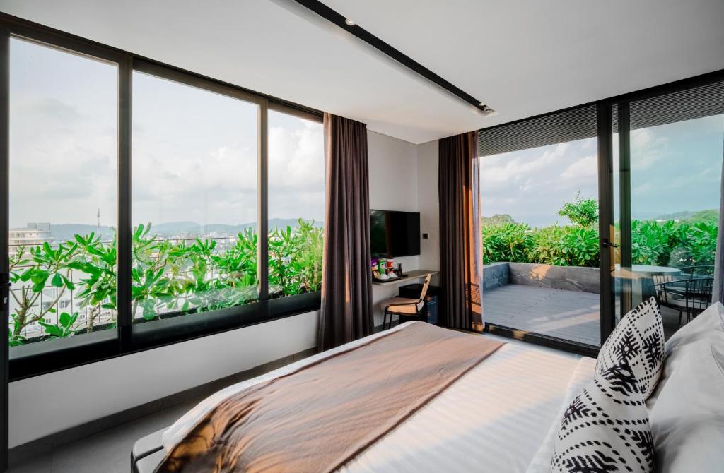 Rooftop Partial Seaview Suite