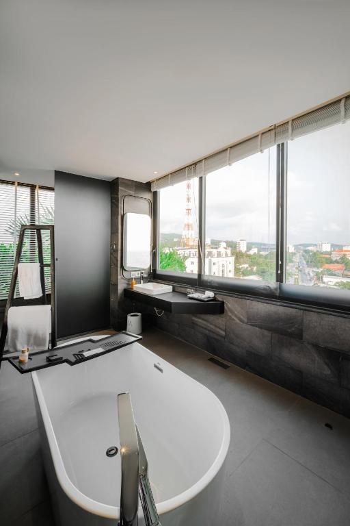 Rooftop Partial Seaview Suite