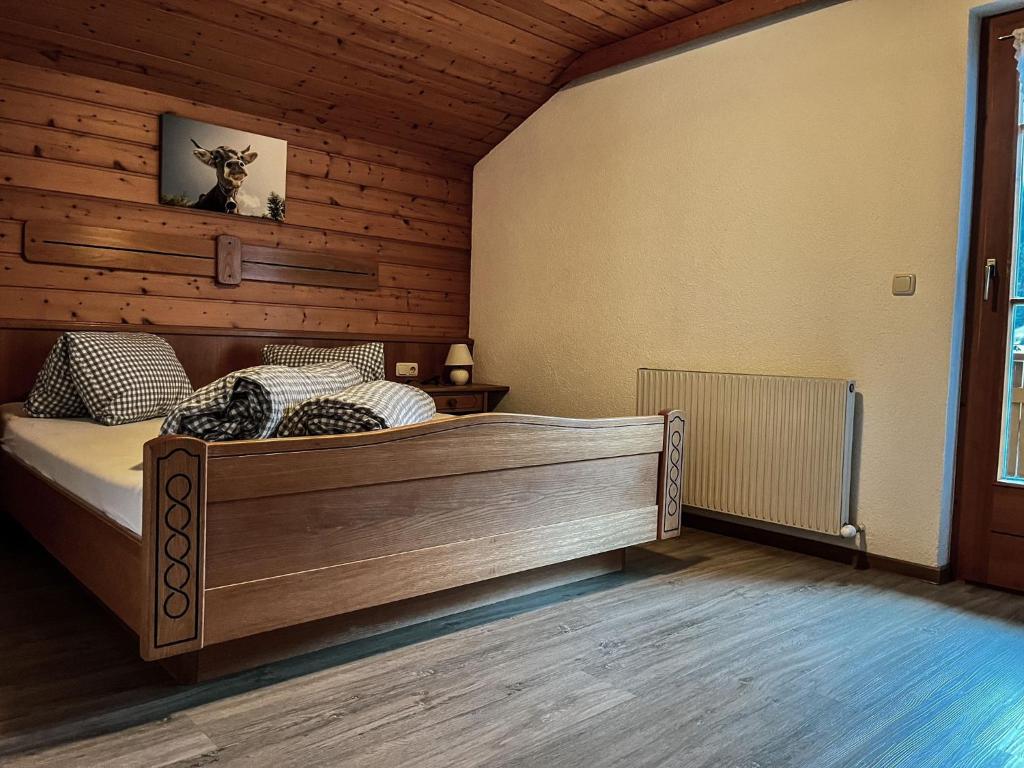 ein Schlafzimmer mit einem Bett in einem Zimmer in der Unterkunft Casa Gomes in Gaschurn