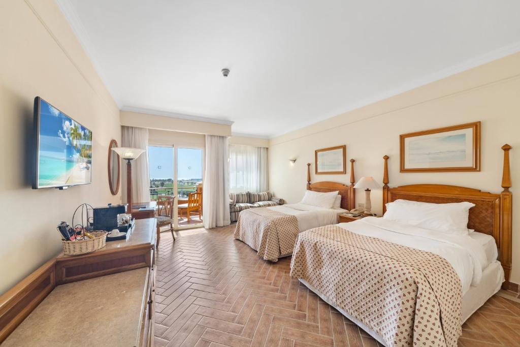 Кровать или кровати в номере The Cascades Golf Resort, Spa & Thalasso