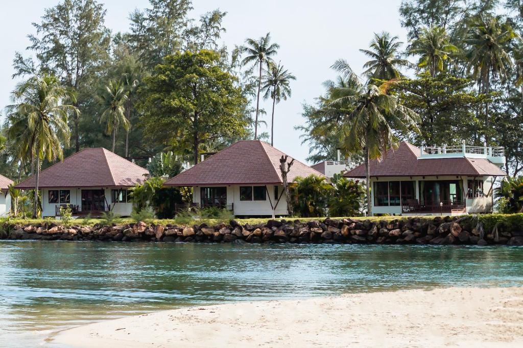 een rij huizen aan de oevers van een rivier bij Koh Chang Longstay Resort in Ko Chang