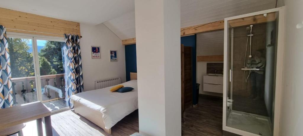 Photo de la galerie de l'établissement Mont Bivouac, chambre,entrée et Sdb privée,balcon vue MtBlanc, à Passy