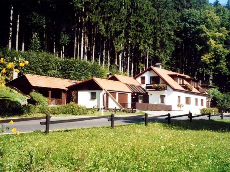 un grupo de casas al lado de una carretera en Penzion Macocha, en Blansko