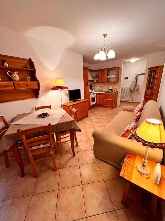 een woonkamer met een bank en een tafel bij Stella Alpina in Tarvisio