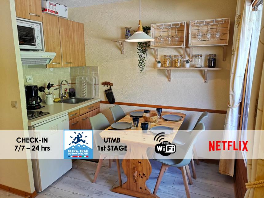 cocina con mesa y sillas en Nice & cozy apartment facing the gondola - LA BOULE DE NEIGE 112, en Les Contamines-Montjoie