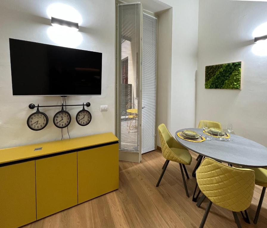 A television and/or entertainment centre at Il Nido Incantato in Centro