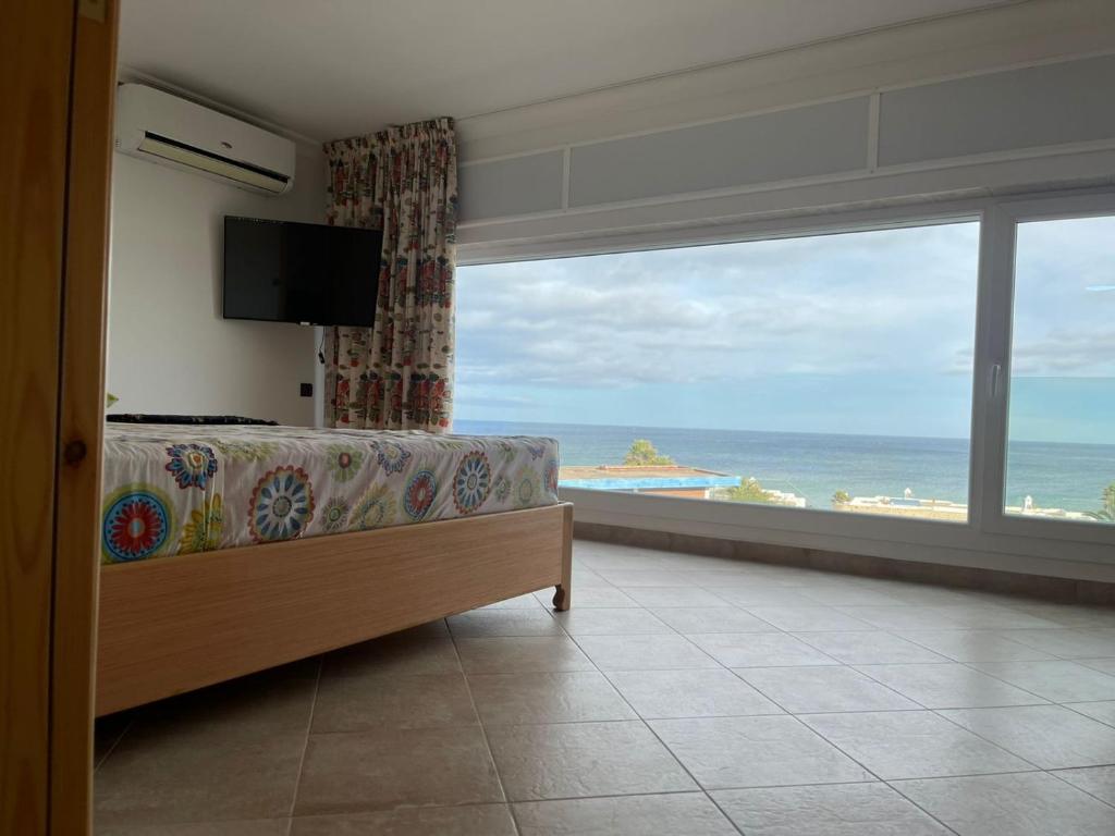 una camera con letto e vista sull'oceano di Restinga Marina Smir Luxury Sea View a Tétouan