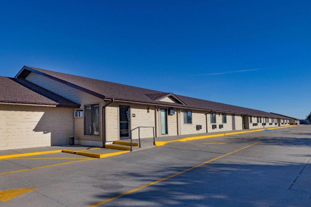 Super 8 by Wyndham Valentine NE - Housity