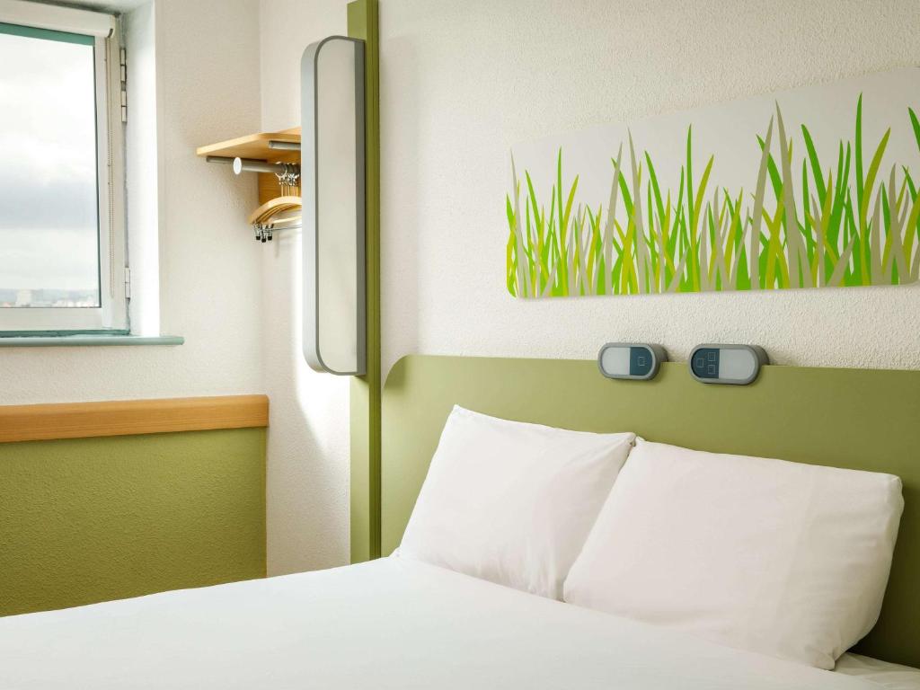 Postel nebo postele na pokoji v ubytování ibis budget Sheffield Arena