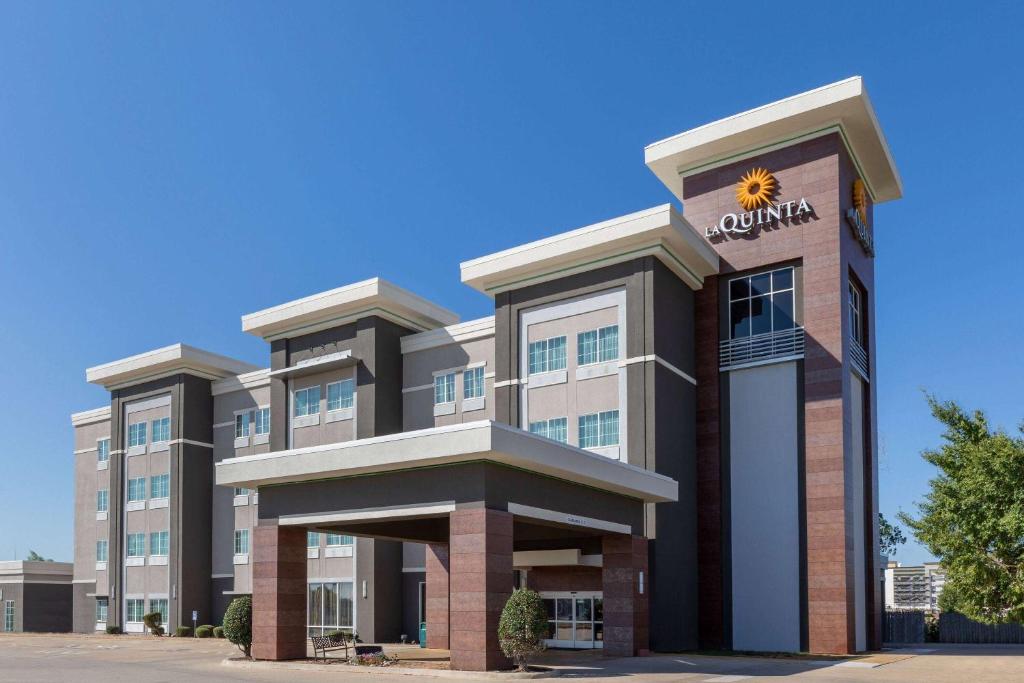 a rendering of an apartment building with a star on top at La Quinta Inn & Suites by Wyndham Durant in Durant