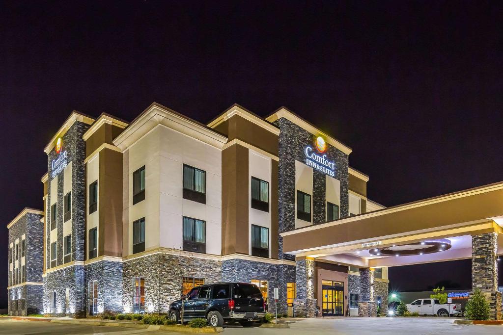 um hotel com um carro estacionado em frente em Comfort Inn & Suites Moore - Oklahoma City em Moore