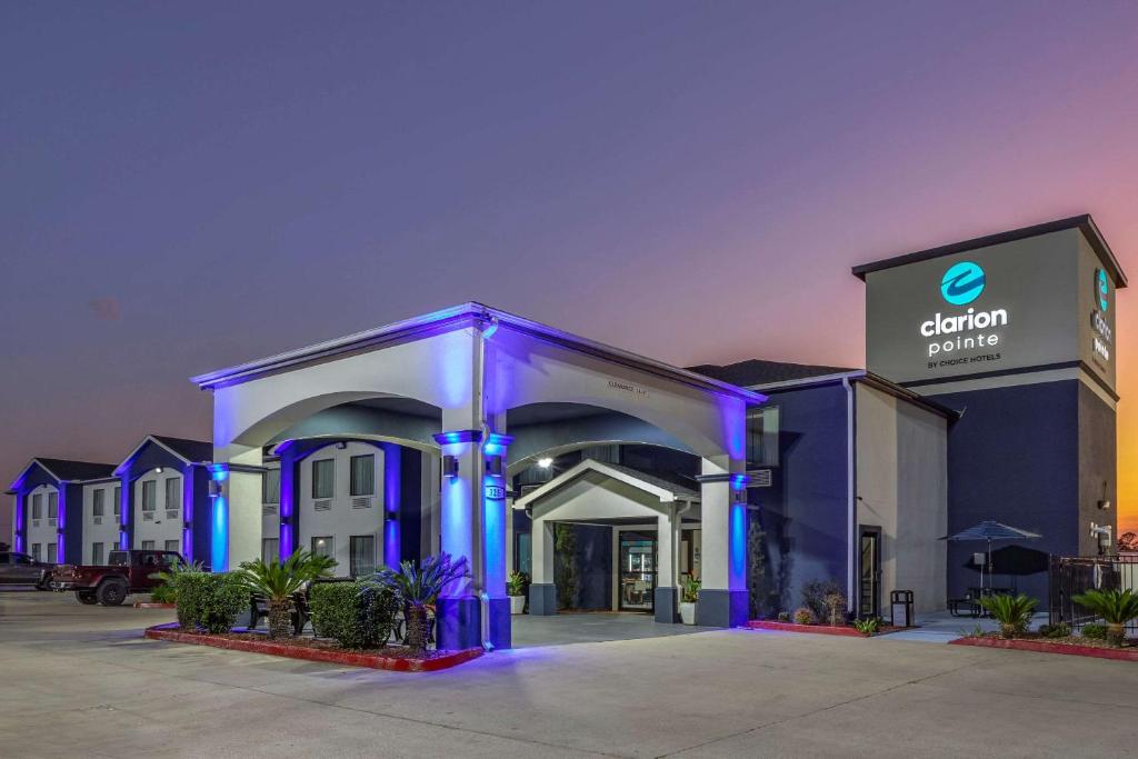 un edificio con entrada a un aparcamiento en Clarion Pointe Sulphur - Lake Charles, en Sulphur
