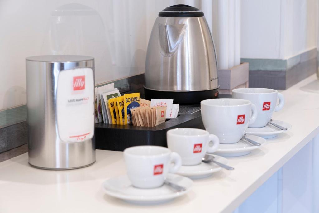 Příslušenství pro přípravu čaje a kávy v ubytování Varese Suites