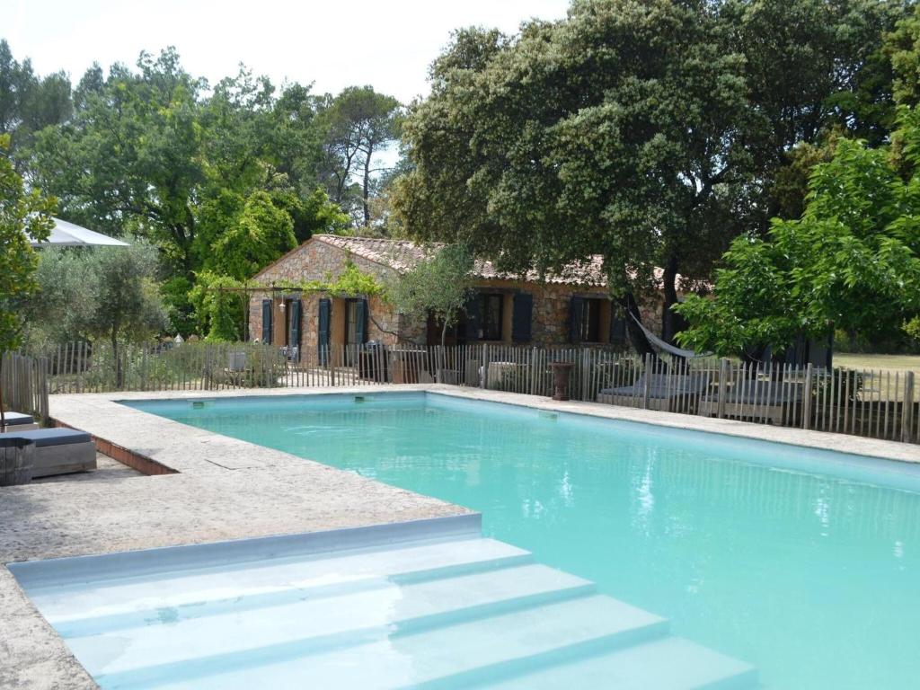 ein Pool in einem Garten mit einem Zaun in der Unterkunft Charming holiday home in Lorgues with private pool in Lorgues