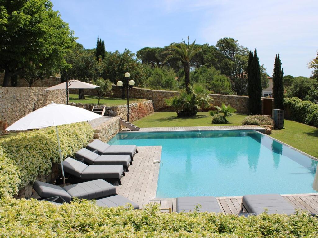 Bazén v ubytování Spacious holiday home in Bagnols en For t with pool nebo v jeho okolí