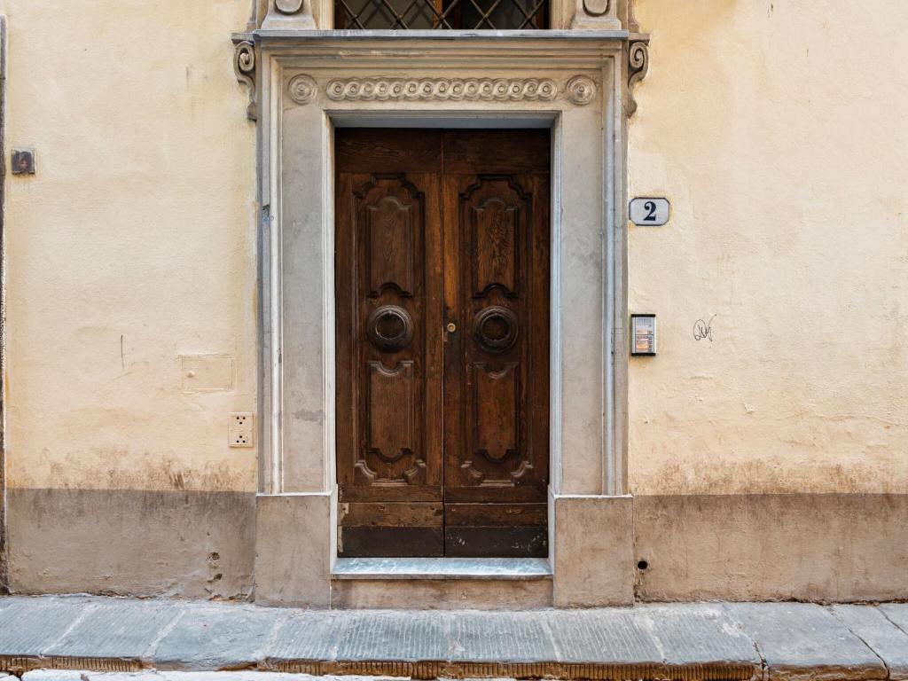 eine Holztür an der Seite eines Gebäudes in der Unterkunft Stunning Apartment in the Heart of Florence in Florenz