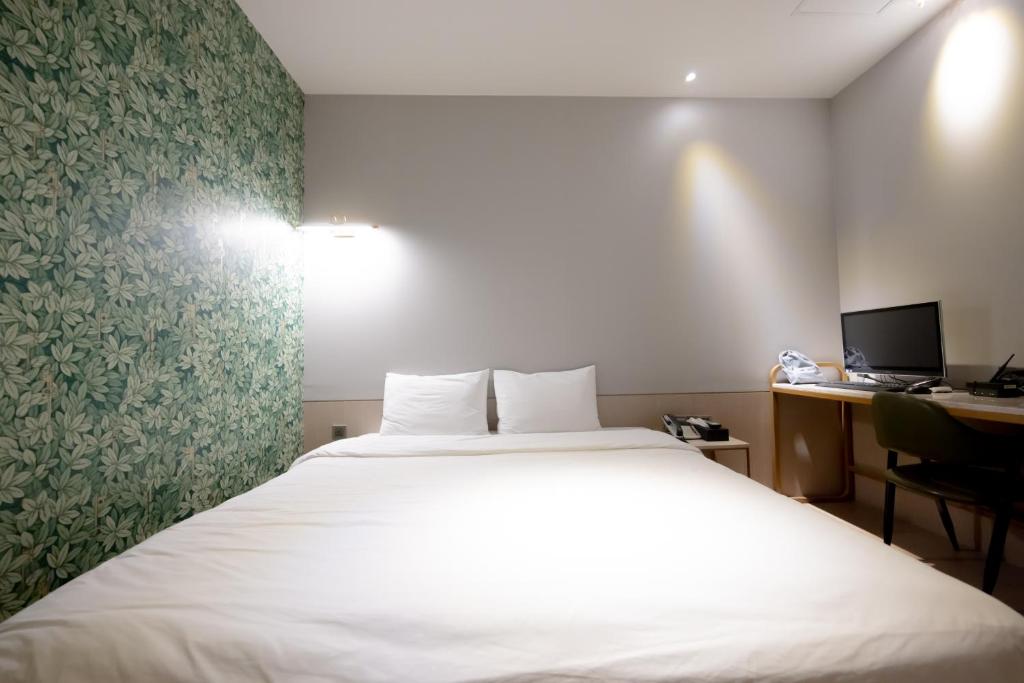 Postel nebo postele na pokoji v ubytování Hound Hotel Seomyeon-Beomcheon