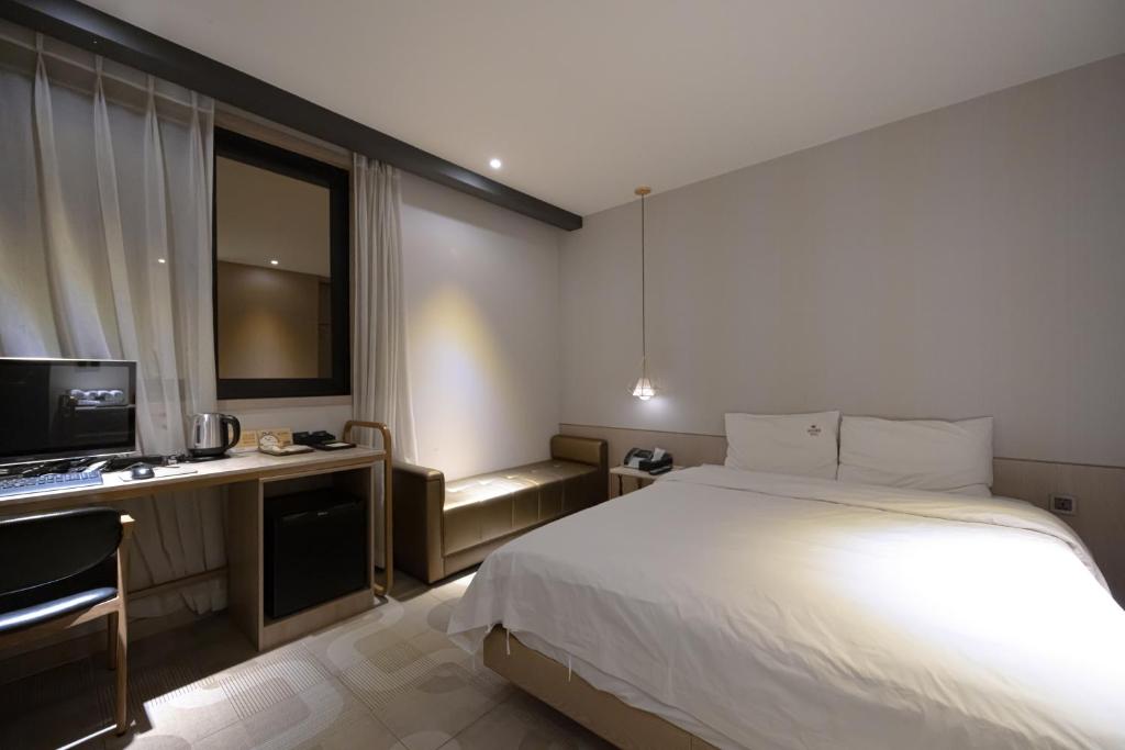 Postel nebo postele na pokoji v ubytování Hound Hotel Seomyeon-Beomcheon