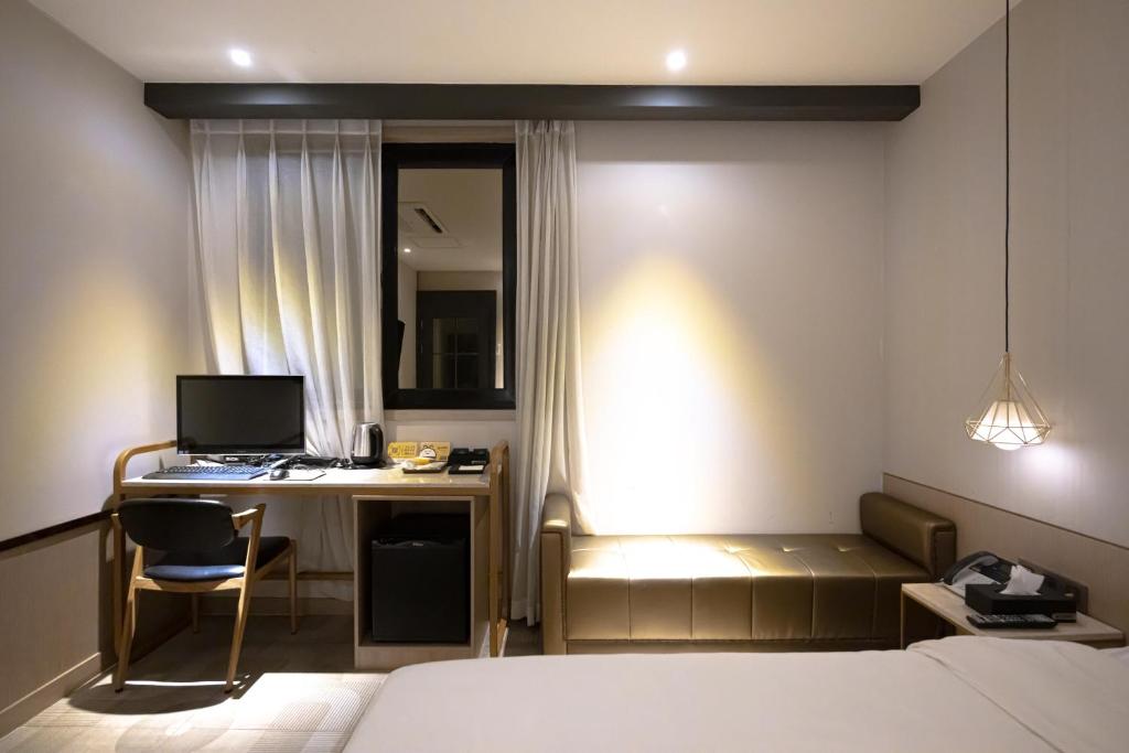 Postel nebo postele na pokoji v ubytování Hound Hotel Seomyeon-Beomcheon