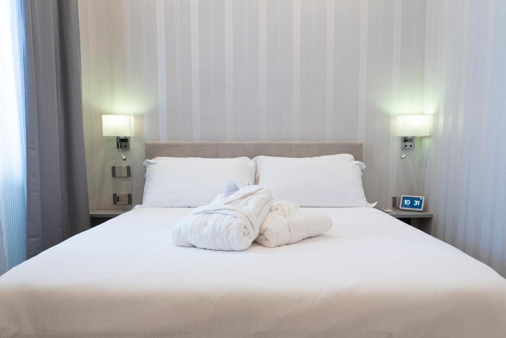 Postel nebo postele na pokoji v ubytování Varese Suites