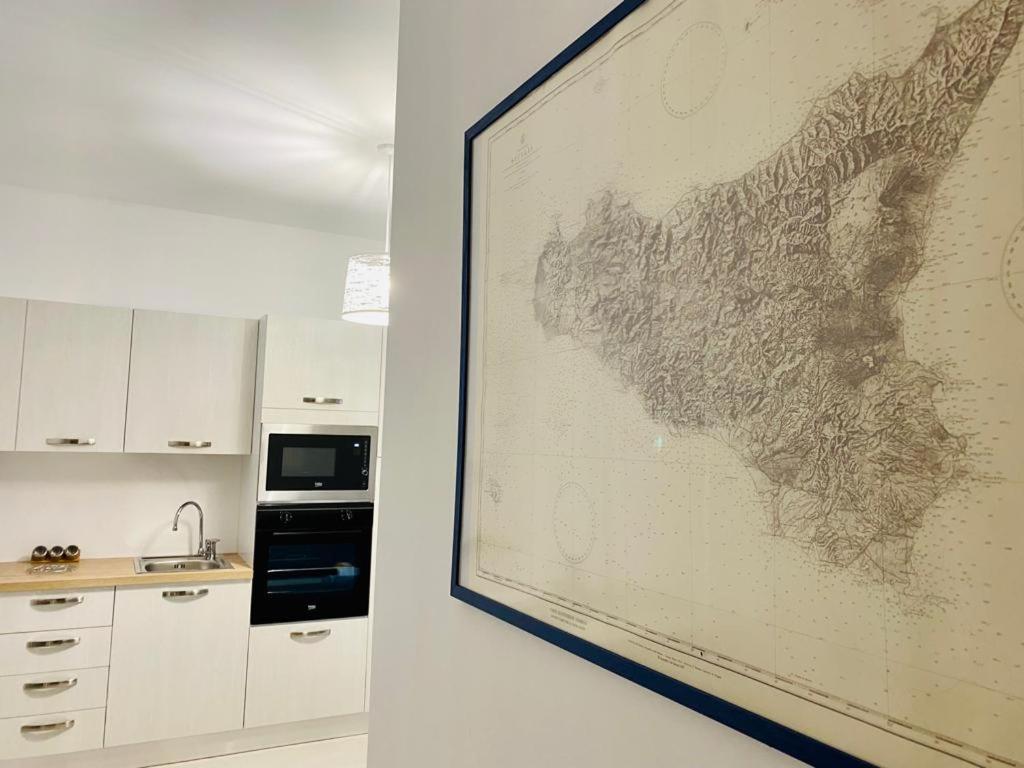 duży obraz mapy na ścianie w kuchni w obiekcie Chalaroste home w mieście Terrasini