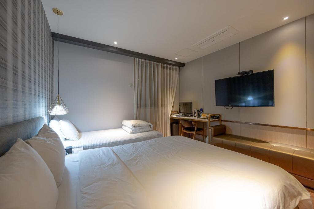 Postel nebo postele na pokoji v ubytování Hound Hotel Seomyeon-Beomcheon