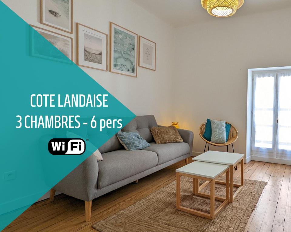 een woonkamer met een bank en een tafel bij Le Cosy & Reposant, 3 étoiles, 6p, 7 min Océan & Plage, in Soustons
