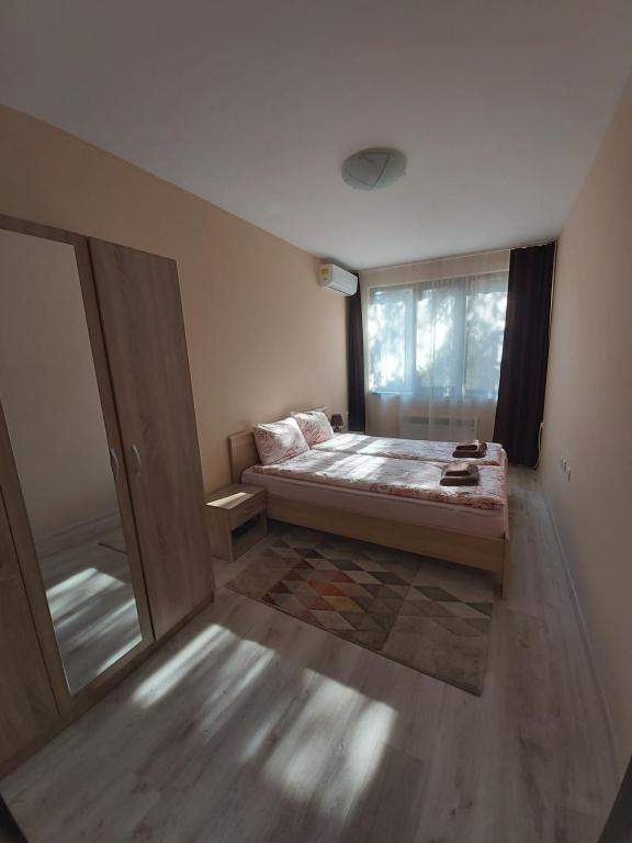 Apartment Krasi في فيلينغراد: غرفة نوم صغيرة بها سرير ونافذة