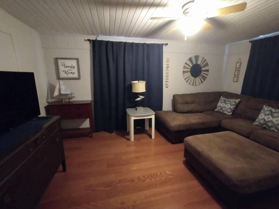 una sala de estar con un sofá y una mesa en Beach House, en Pensacola