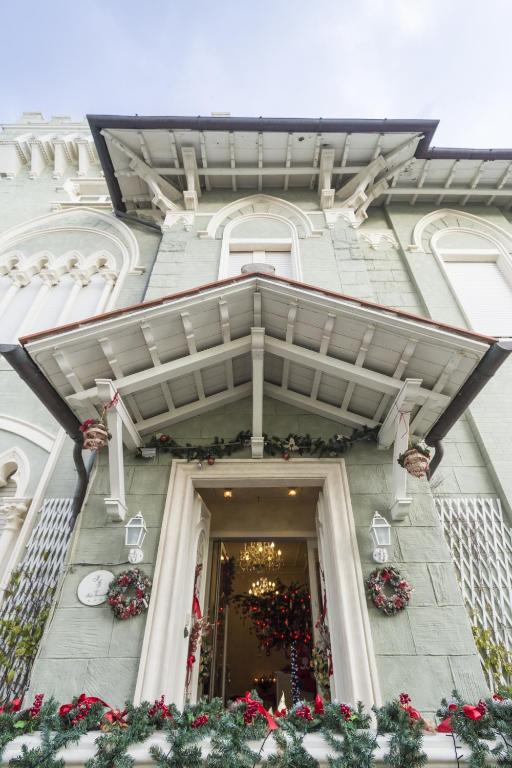 a building with christmasmas decorations on it at Hotel Gennarino in Livorno