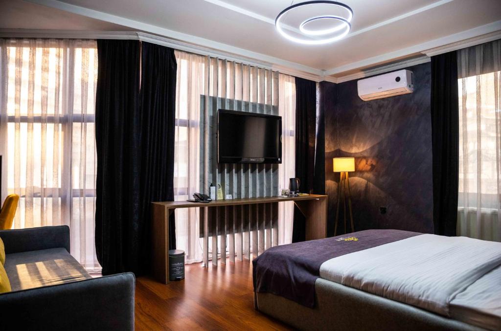 Postel nebo postele na pokoji v ubytování Hotel LaCorte Prishtina