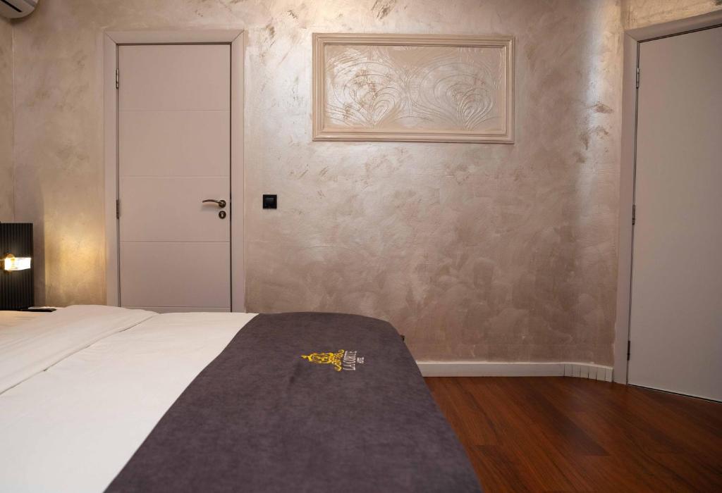 Postel nebo postele na pokoji v ubytování Hotel LaCorte Prishtina