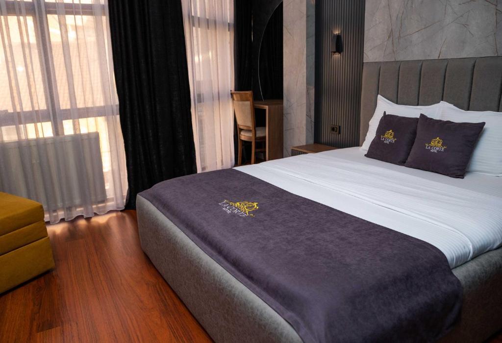 Postel nebo postele na pokoji v ubytování Hotel LaCorte Prishtina