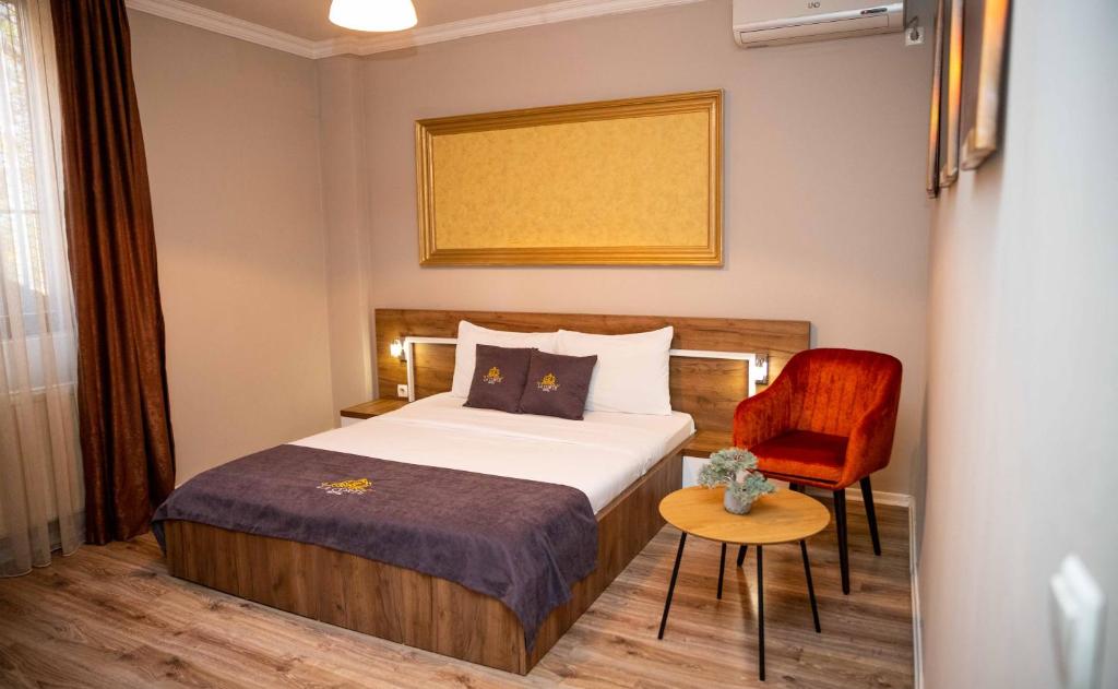 Postel nebo postele na pokoji v ubytování Hotel LaCorte Prishtina