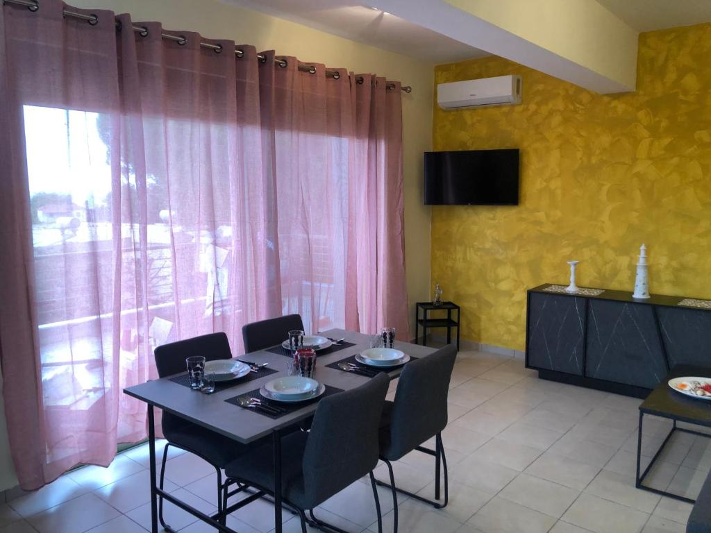 Telewizja i/lub zestaw kina domowego w obiekcie Kakovatos - Luxury sea view apartment “Theodora” 54m2.