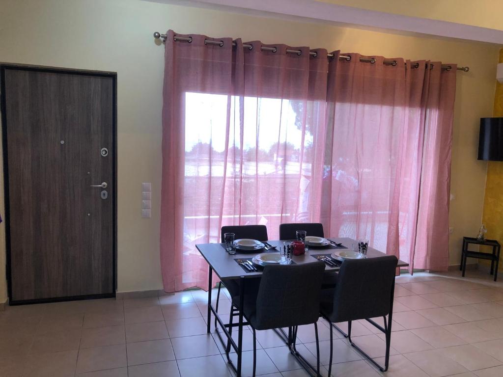 Telewizja i/lub zestaw kina domowego w obiekcie Kakovatos - Luxury sea view apartment “Theodora” 54m2.